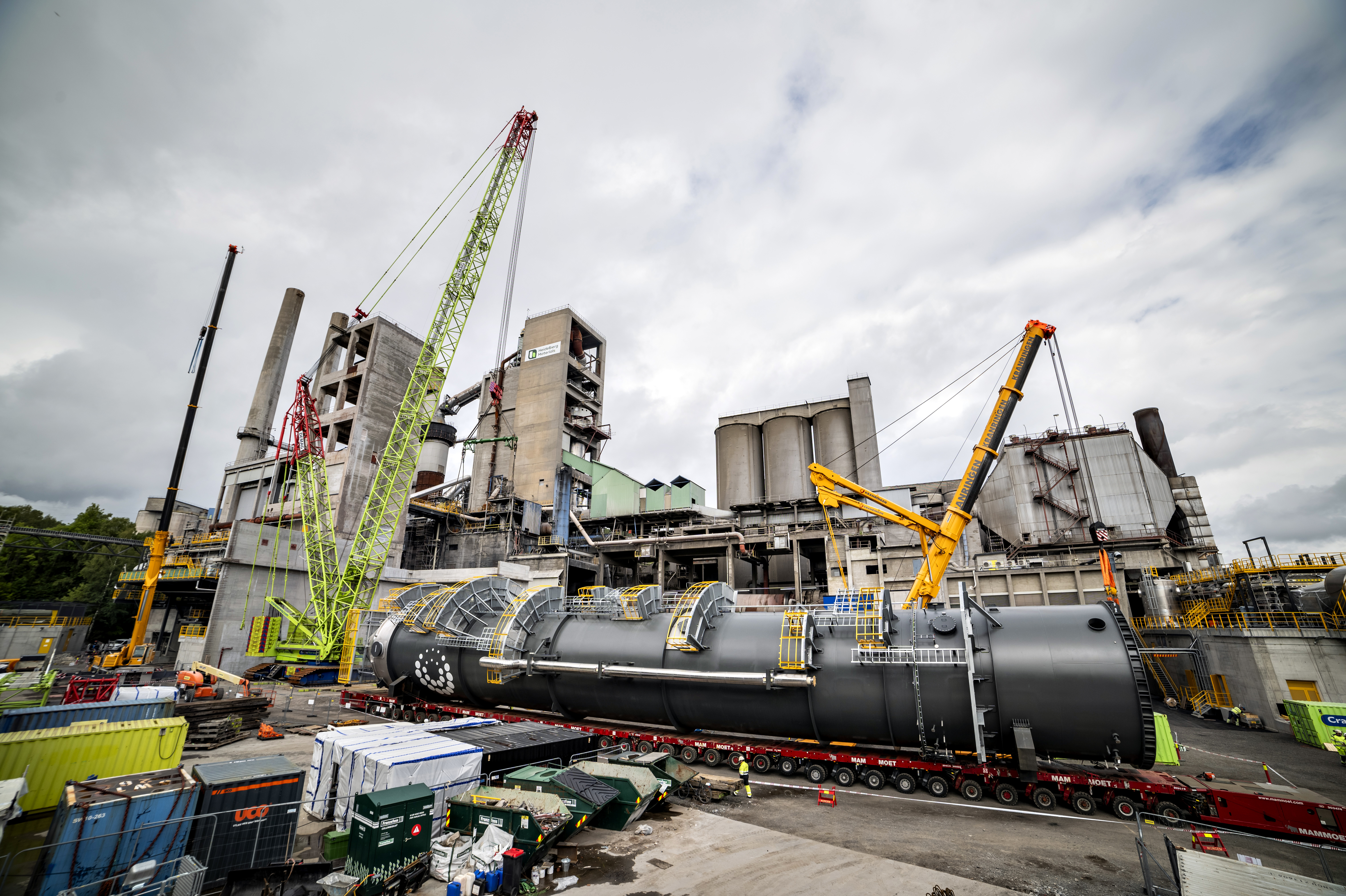 Absorber beeing lifted into the plant