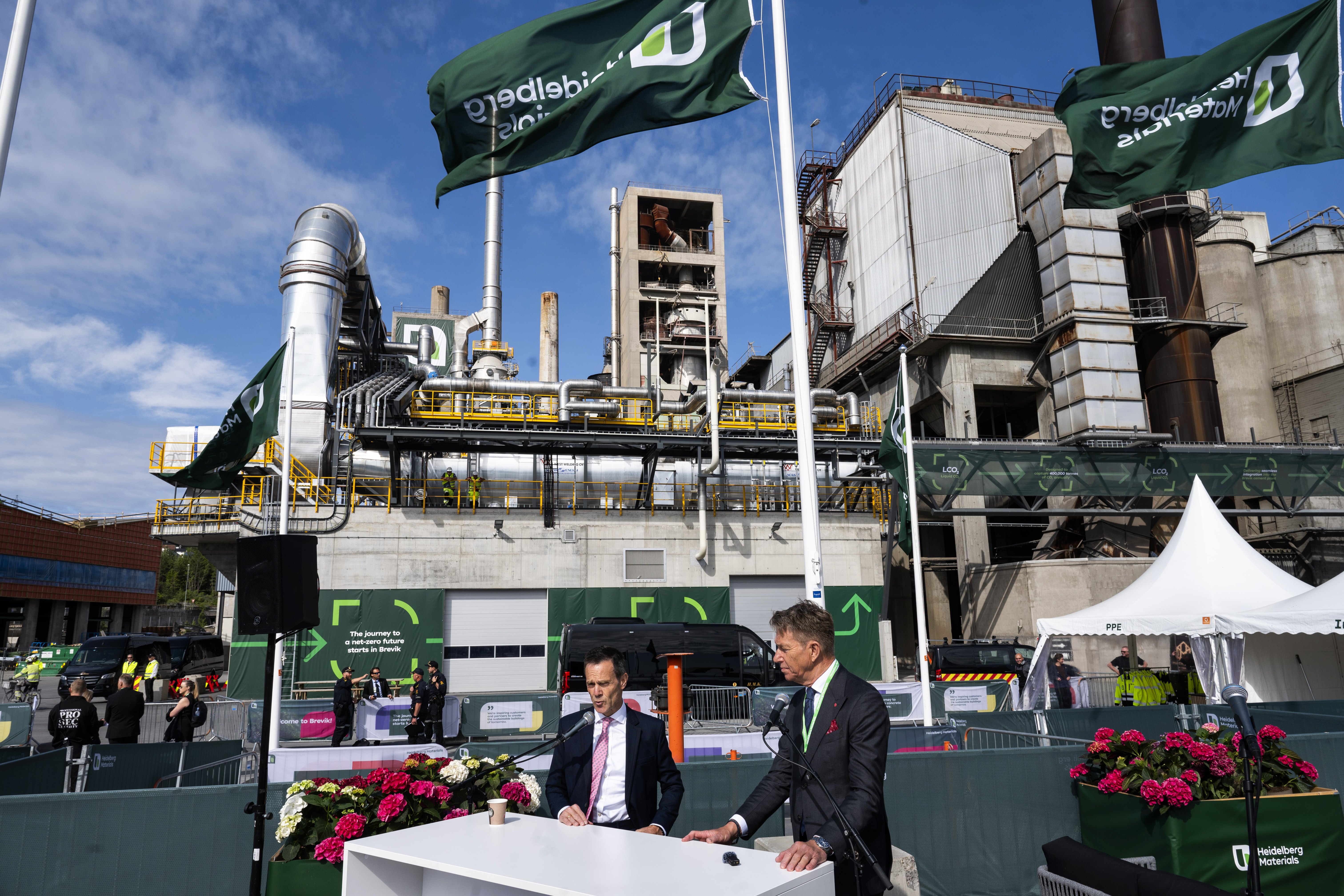 Norwegian Minister of Energy Terje Aasland (right), Heidelberg Materials CEO Dominik von Achten