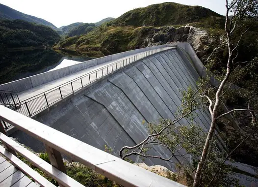 Dam in the middle of mountains